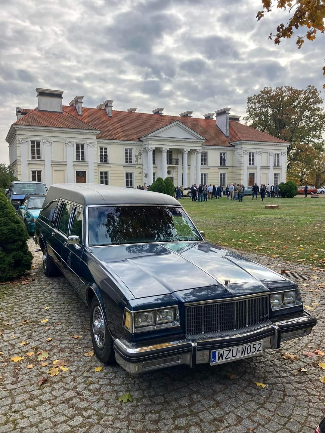 Karawan Domu Pogrzebowego Ozyrys przed pałacem