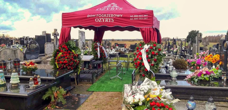 Oprawa florystyczna ceremonii na cmentarzu