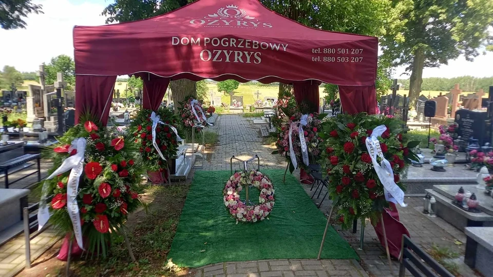 Namiot ceremonialny Ozyrys na cmentarzu