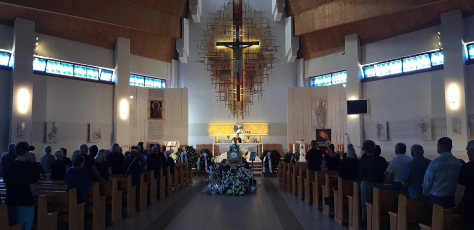 Ceremonia pogrzebowa w nowoczesnym kościele