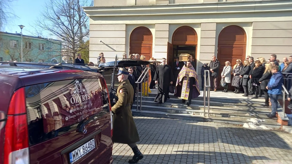 Karawan Ozyrys podczas ceremonii przed cerkwią
