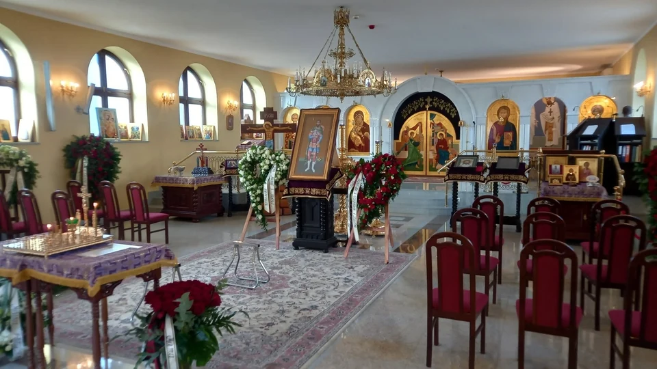 Przygotowana ceremonia pogrzebowa we wnętrzu cerkwi