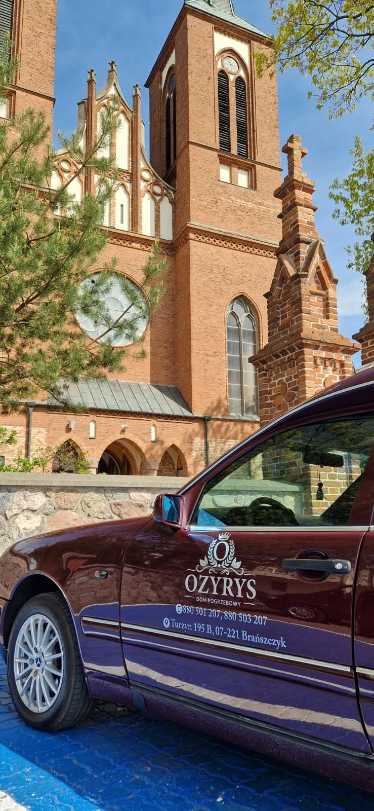 Karawan Ozyrys przed ceglanym kościołem